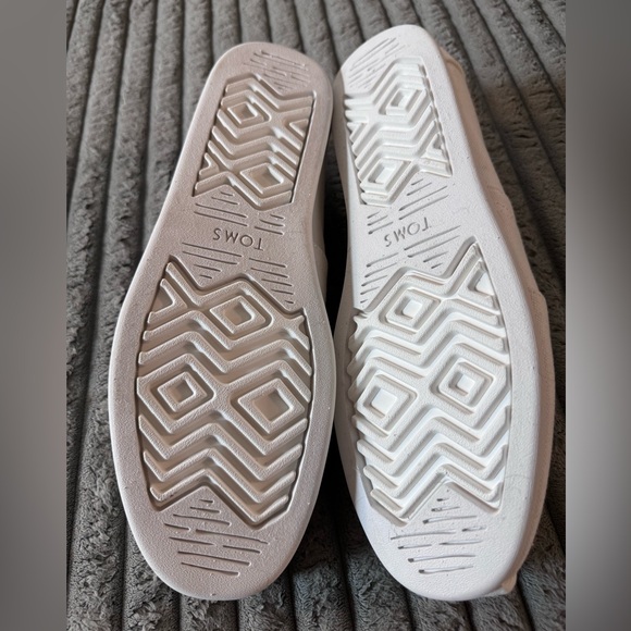 TOMS Mens 
Alp Unity White Slip-Ons - Picture 6 of 8